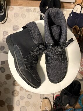 Women’s Black and Gray Wool-Blend Lace-Up Winter Boots